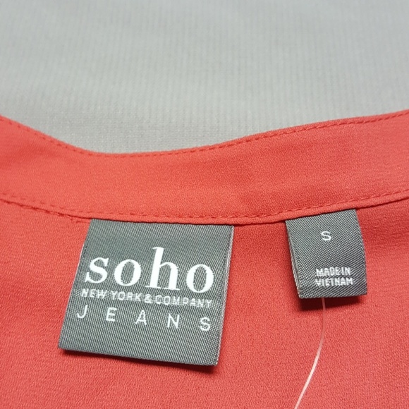 Woman's button down shirt - Picture 2 of 3